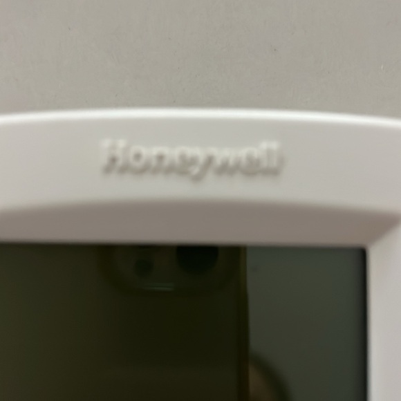 Honeywell Programmable Thermostat | 6” x 4” | Offwhite - Picture 2 of 3